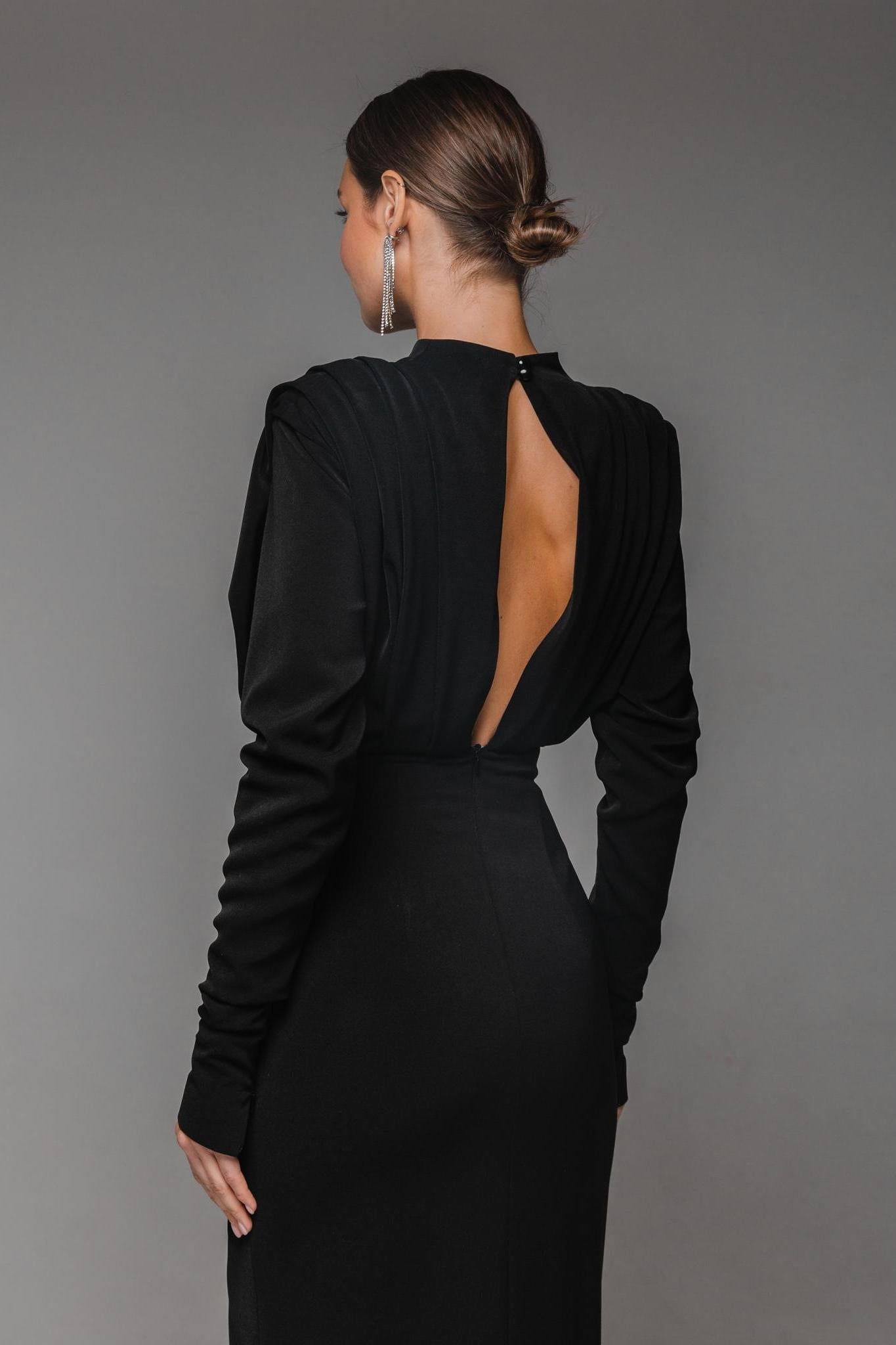 Well Tailored Dress with a Graceful Silhouette