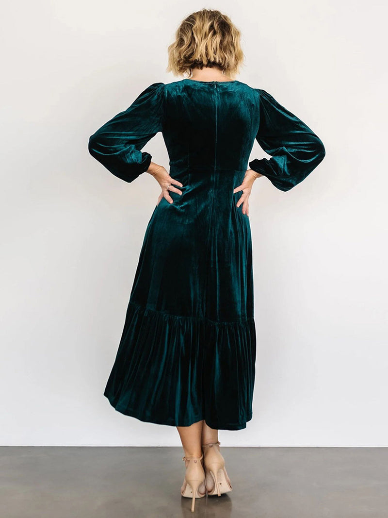 Beautifully Finished Dress in a Timeless Design