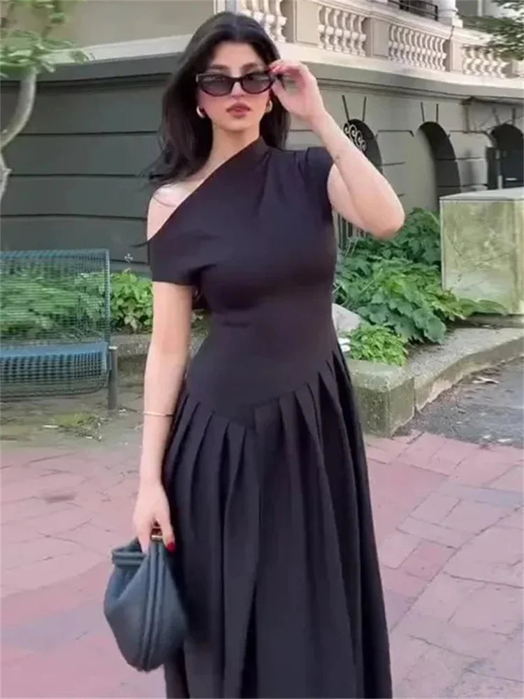 Well Tailored Dress with a Graceful Silhouette