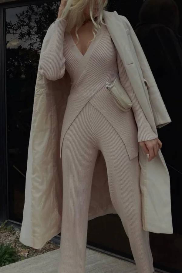 Effortlessly Elegant Sweater with a Timeless Design