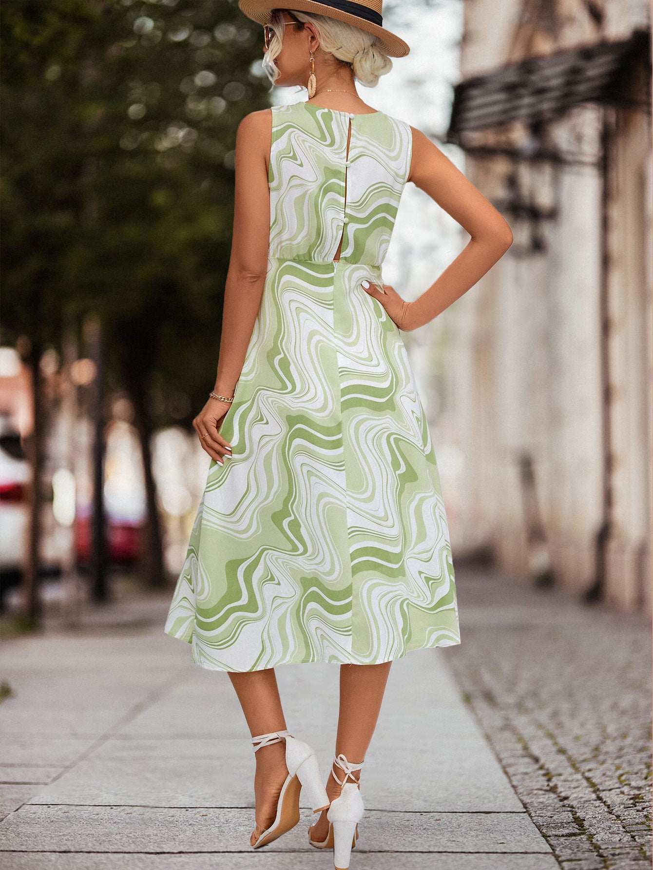 Beautifully Finished Dress in a Timeless Design