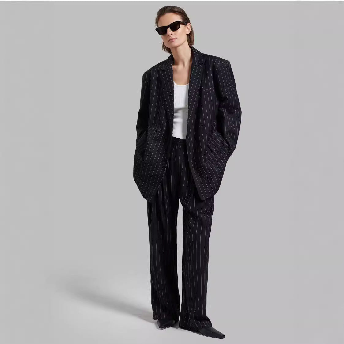 Effortlessly Elegant Pants with a Timeless Design