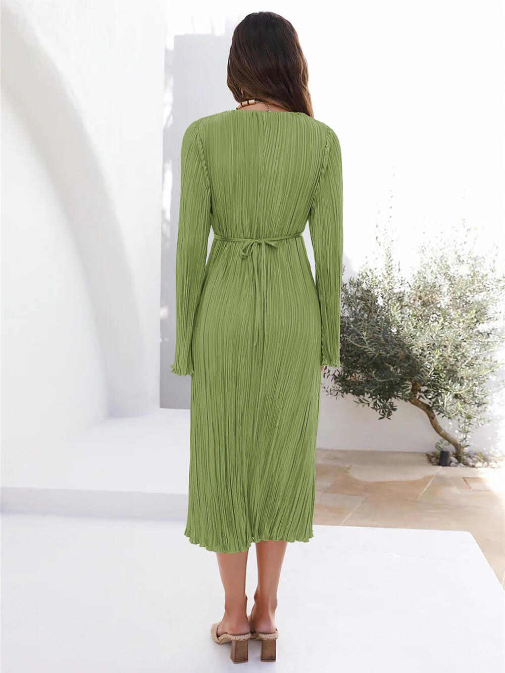 Well Tailored Dress with a Graceful Silhouette