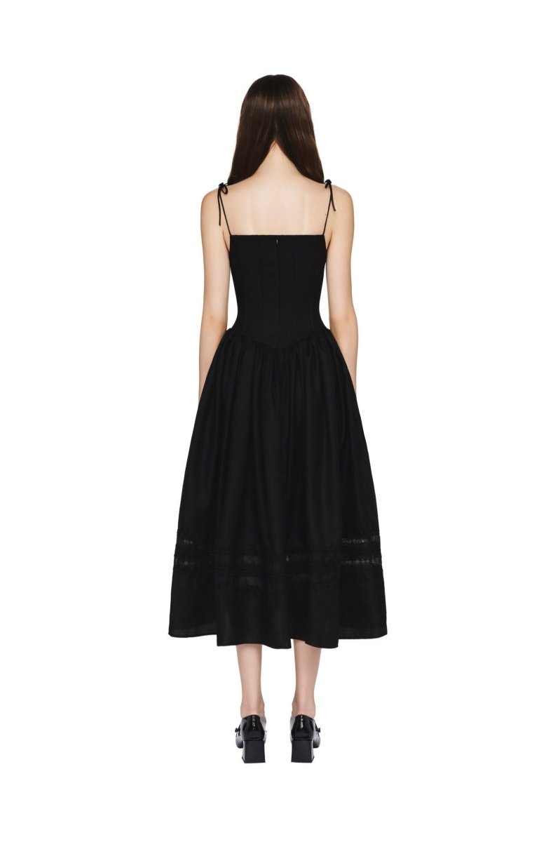 Well Tailored Dress with a Graceful Silhouette