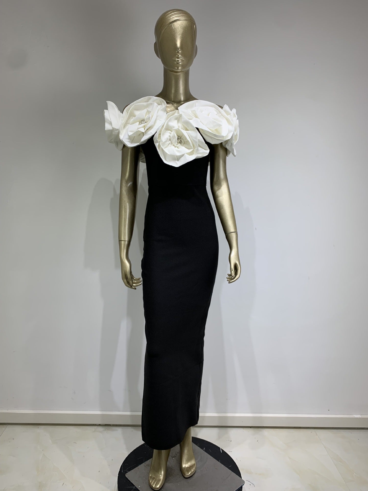 Well Tailored Dress with a Graceful Silhouette