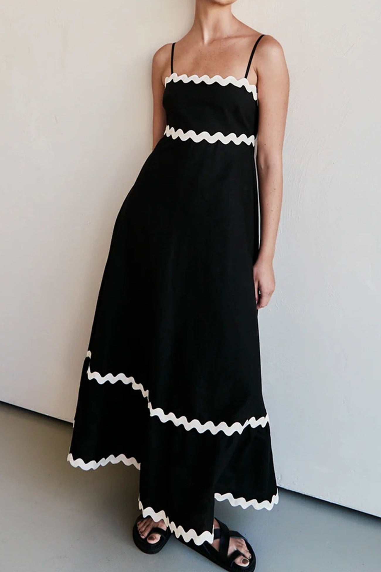 Beautifully Finished Dress in a Timeless Design