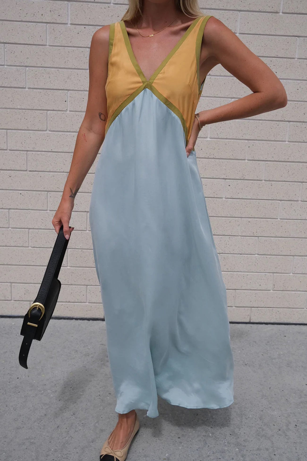 Effortlessly Elegant Dress with a Timeless Design