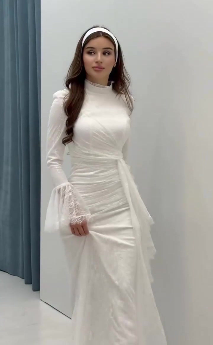Beautifully Finished Dress in a Timeless Design