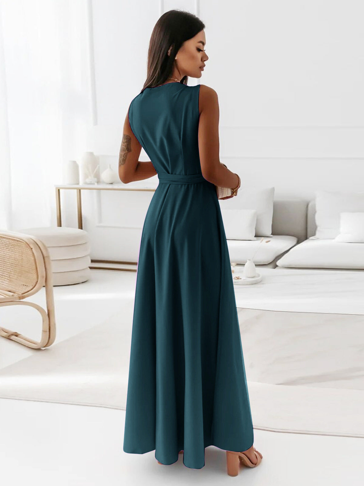 Effortlessly Elegant Dress with a Timeless Design