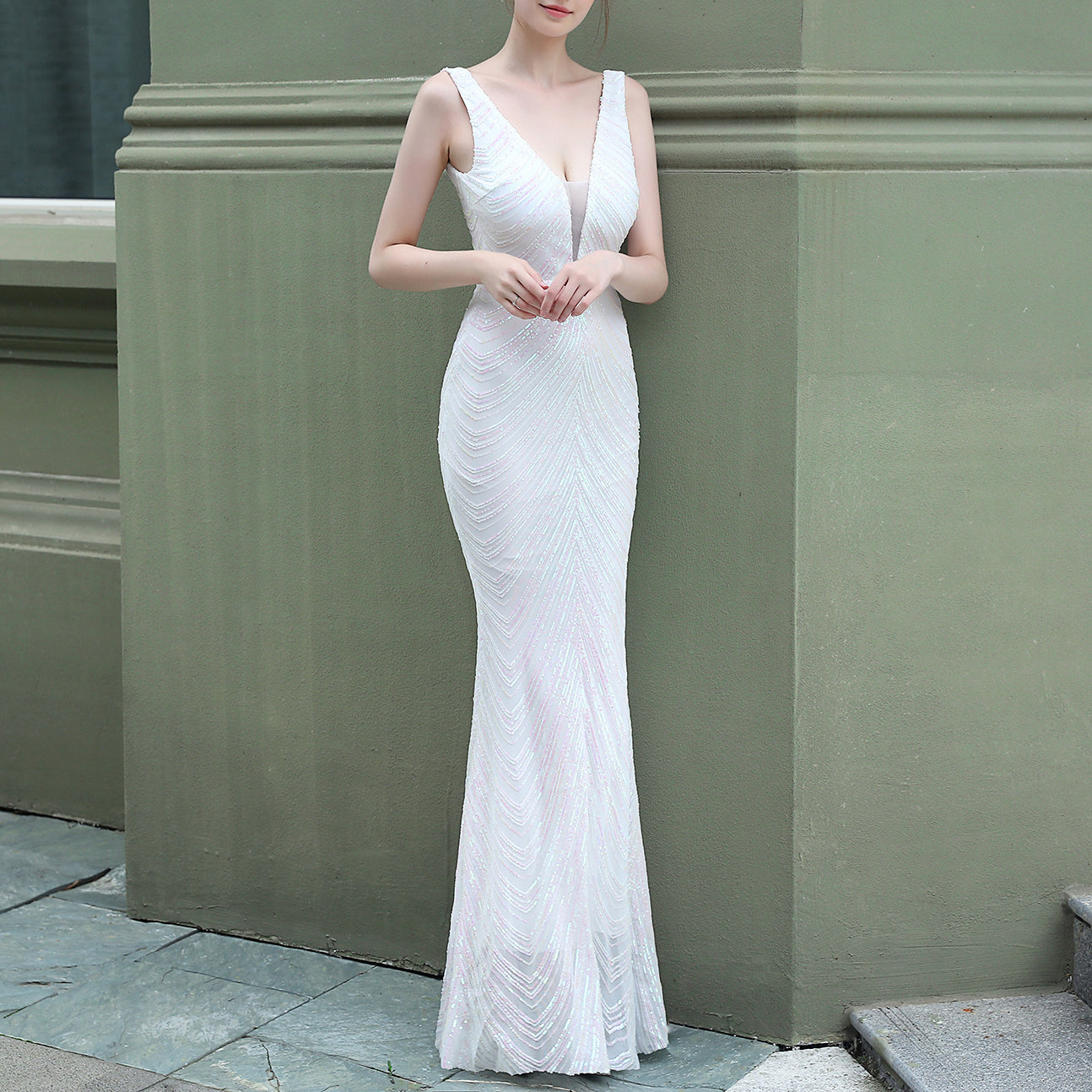 Beautifully Finished Dress in a Timeless Design
