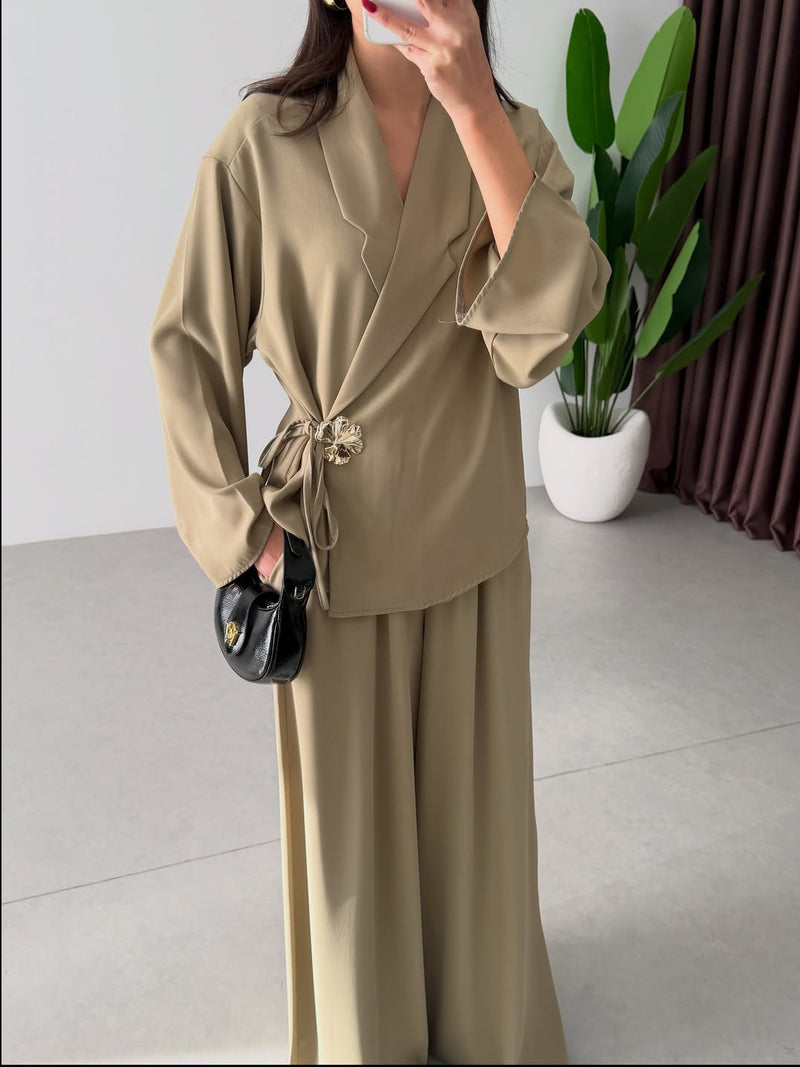Effortlessly Elegant Pants with a Timeless Design