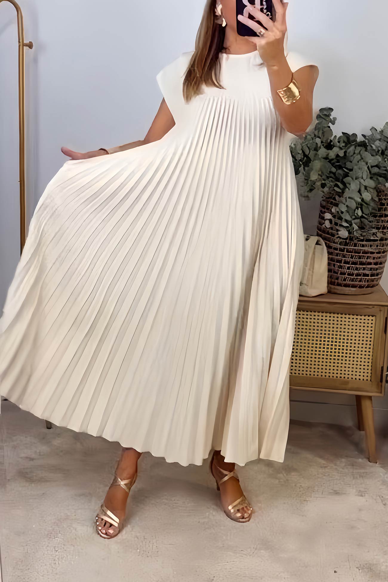 Beautifully Finished Dress in a Timeless Design