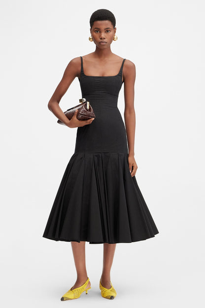 Well Tailored Dress with a Graceful Silhouette