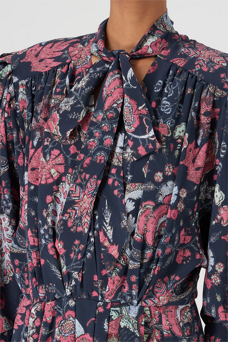 Well Tailored Dress with a Graceful Silhouette