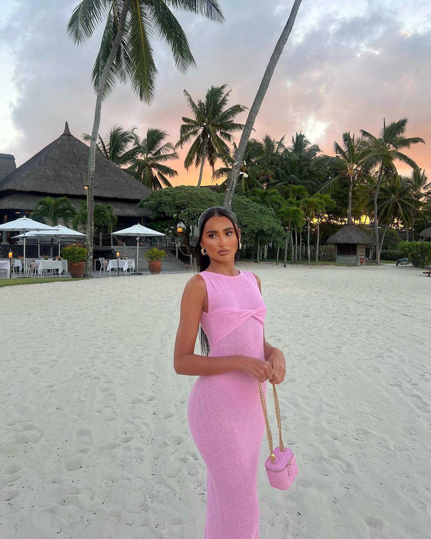 Beautifully Finished Dress in a Timeless Design