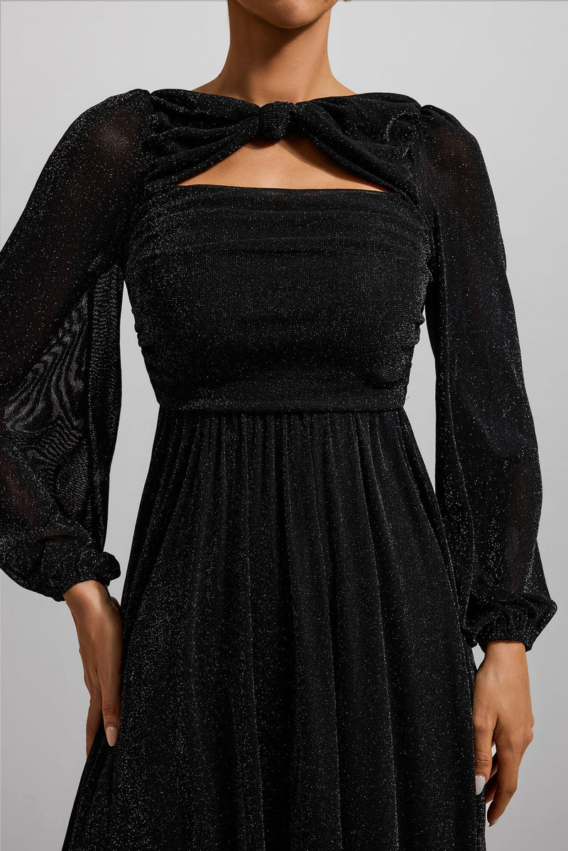 Well Tailored Dress with a Graceful Silhouette