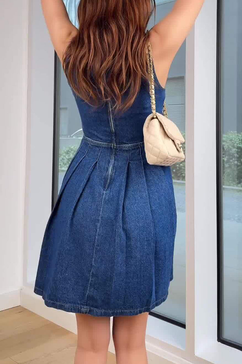 Beautifully Finished Dress in a Timeless Design
