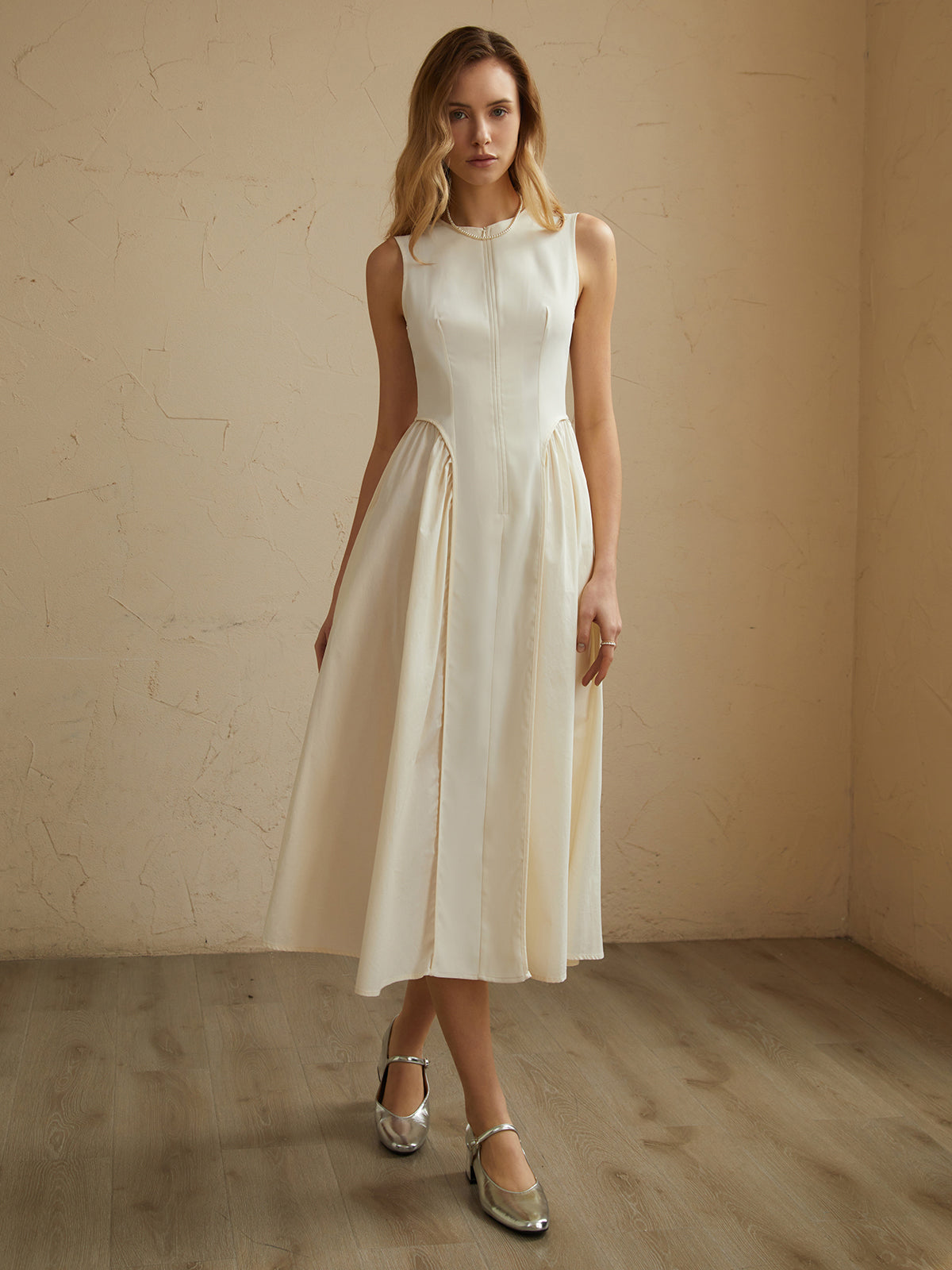 Beautifully Finished Dress in a Timeless Design