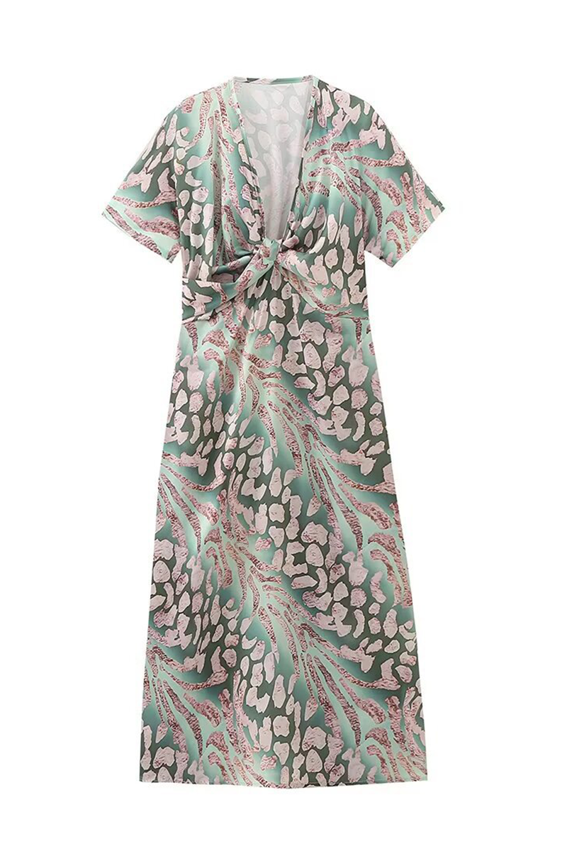 Well Tailored Dress with a Graceful Silhouette