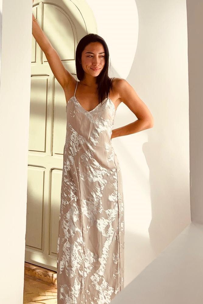 Beautifully Finished Dress in a Timeless Design