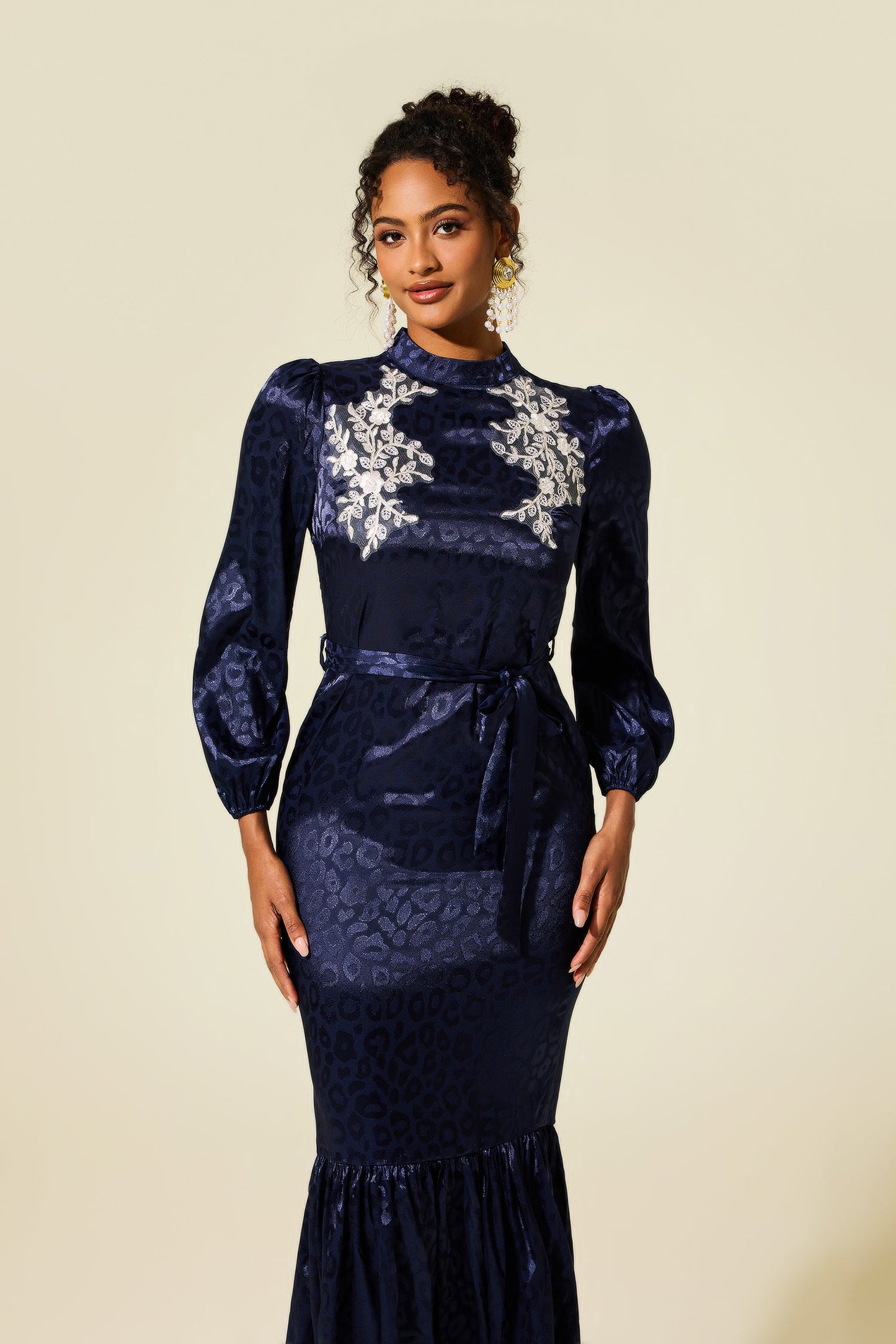 Beautifully Finished Dress in a Timeless Design