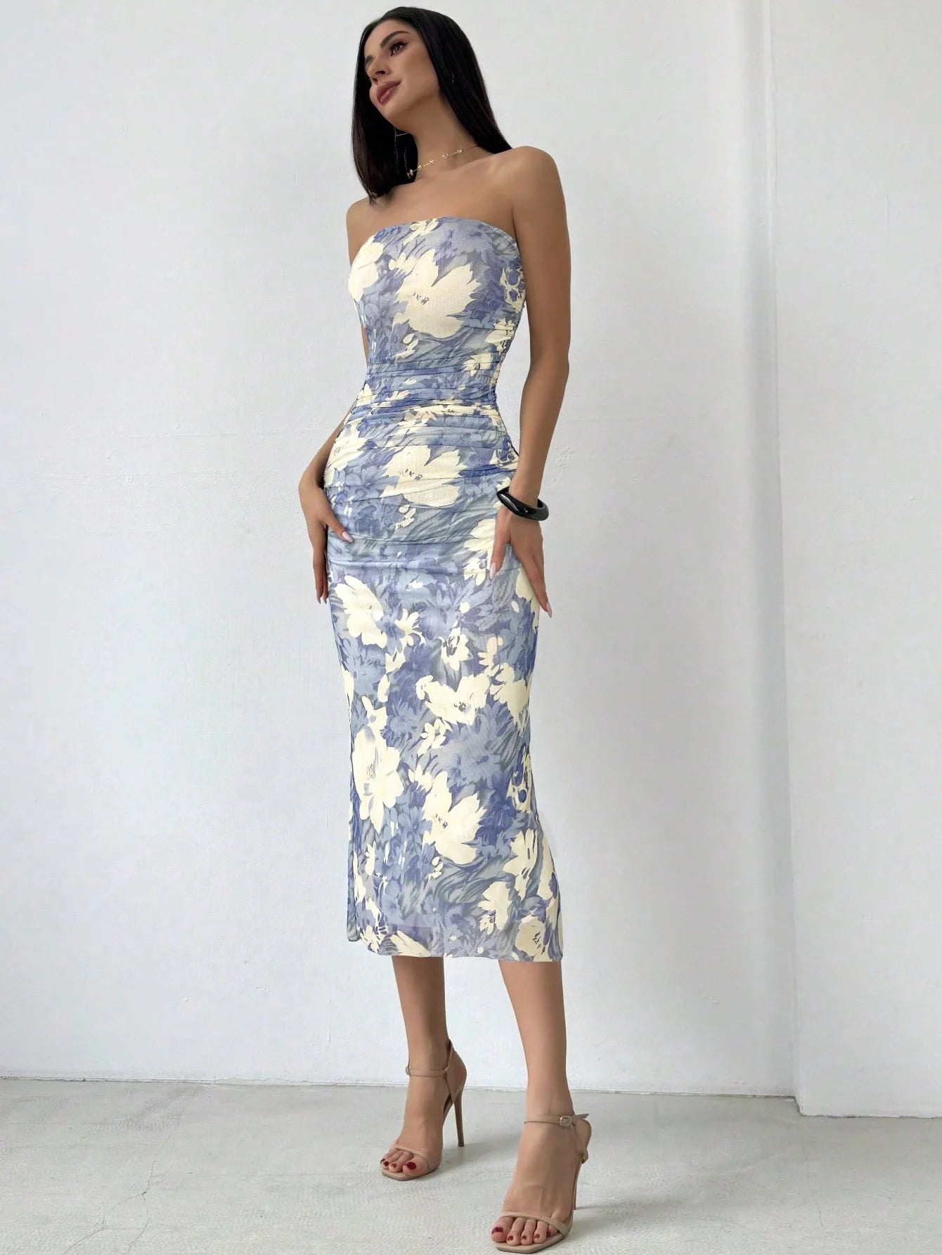 Beautifully Finished Dress in a Timeless Design