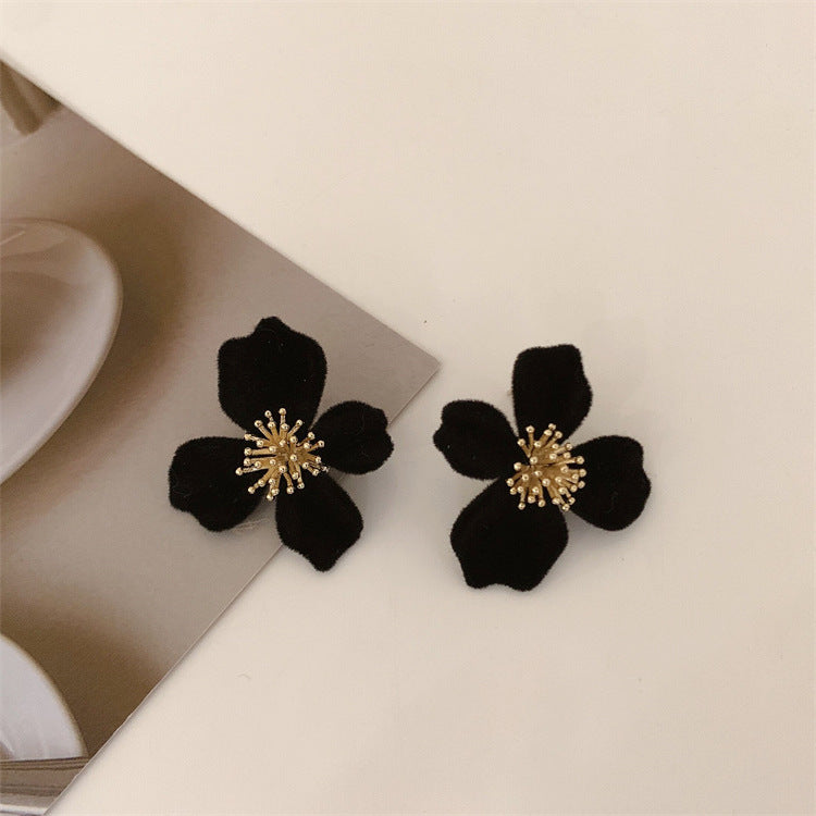Classic Pearl Earring with Timeless Appeal
