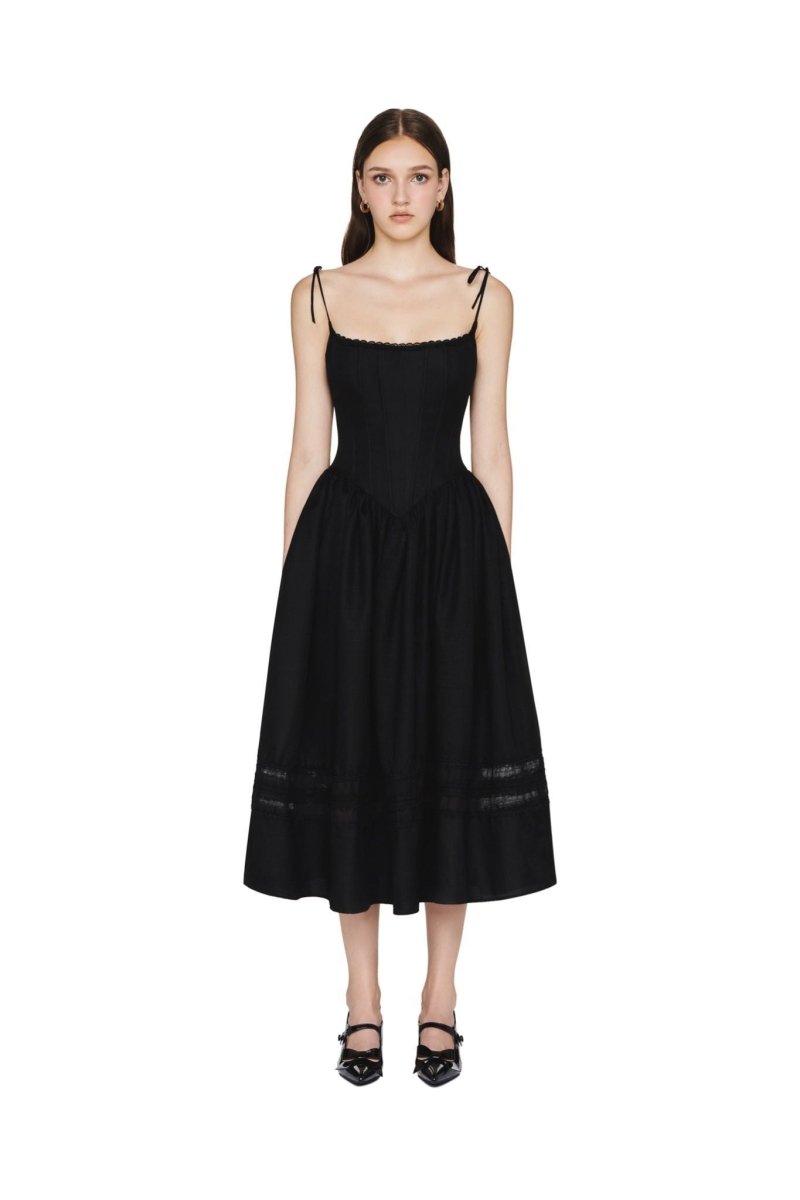 Well Tailored Dress with a Graceful Silhouette