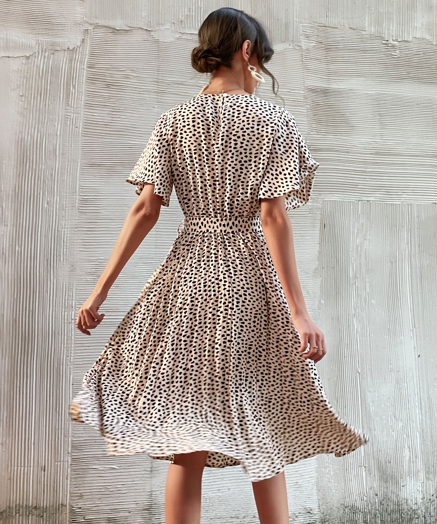Effortlessly Elegant Dress with a Timeless Design