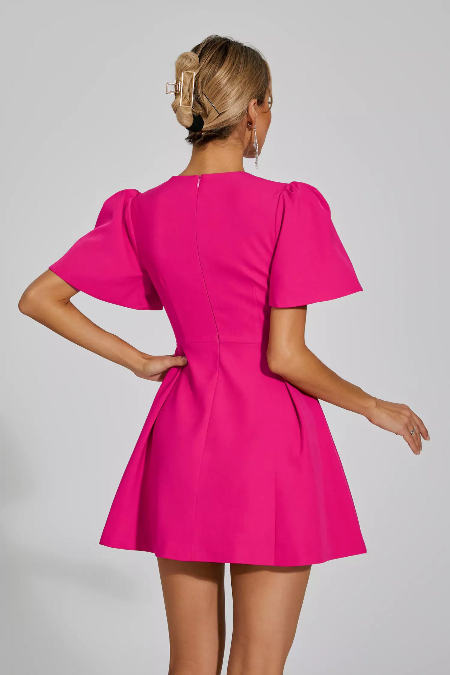 Effortlessly Elegant Dress with a Timeless Design