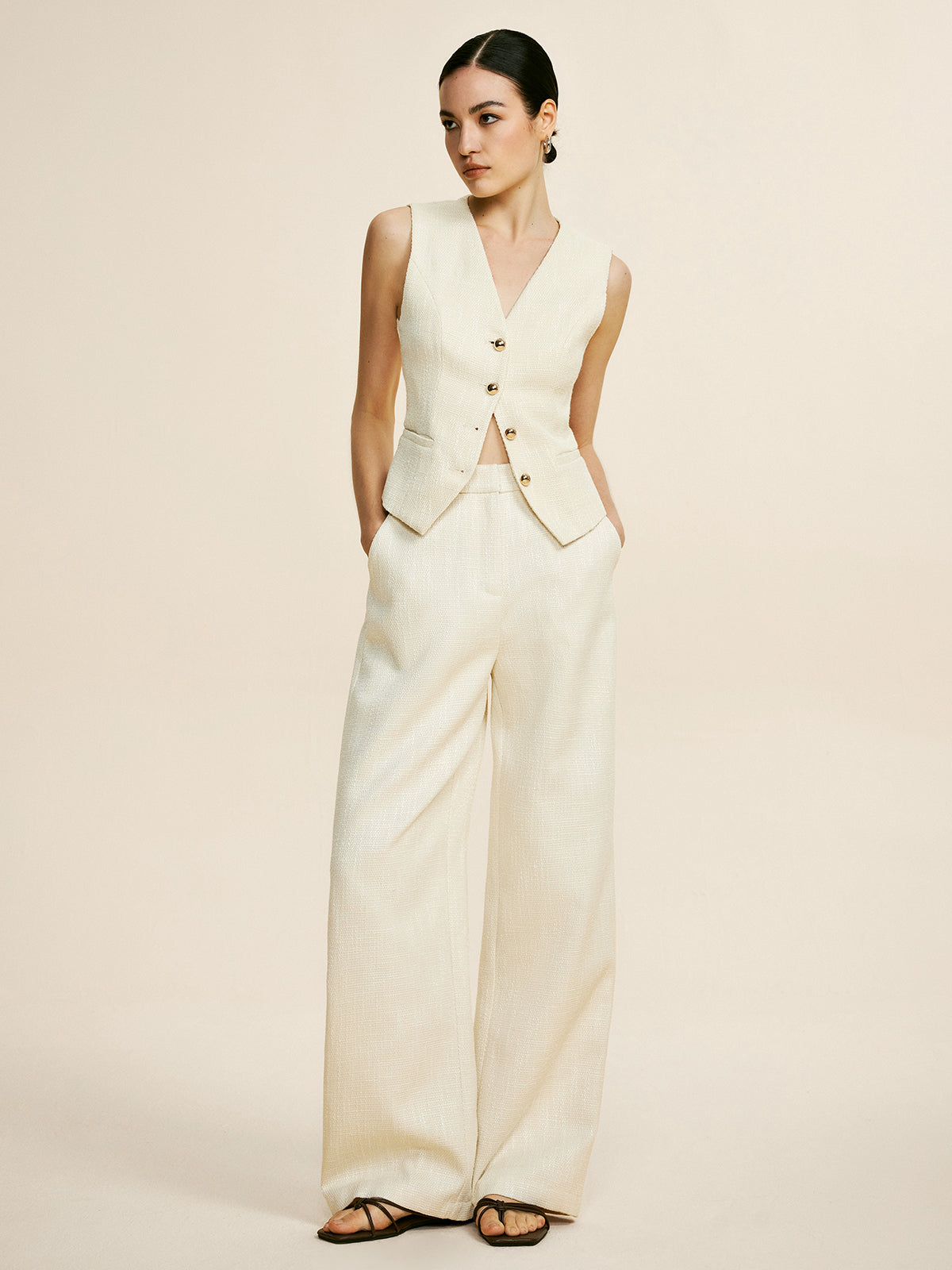 Effortlessly Elegant Pants with a Timeless Design