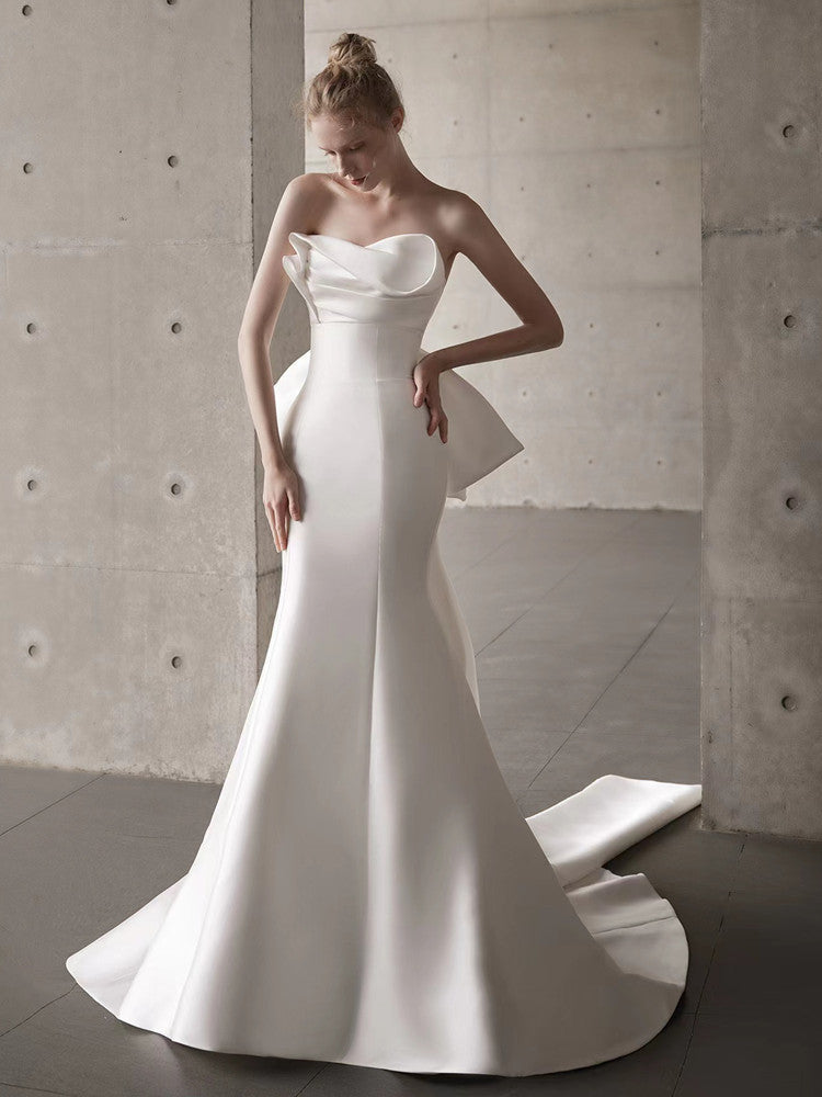 Well Tailored Dress with a Graceful Silhouette