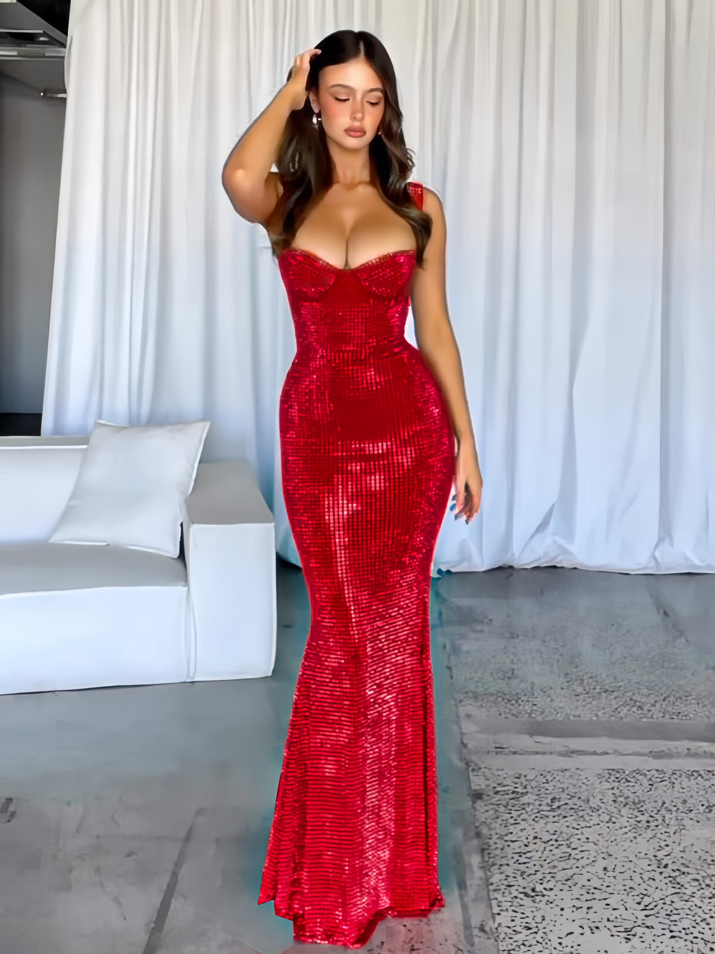 Beautifully Finished Dress in a Timeless Design