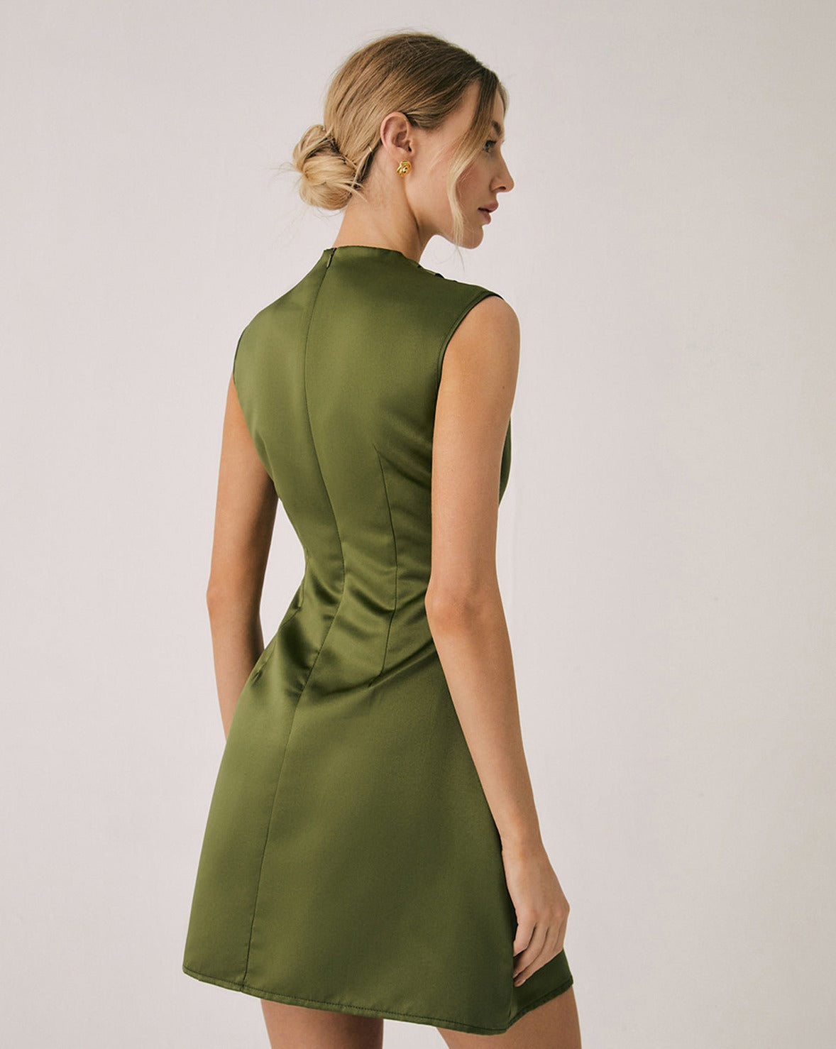 Well Tailored Dress with a Graceful Silhouette