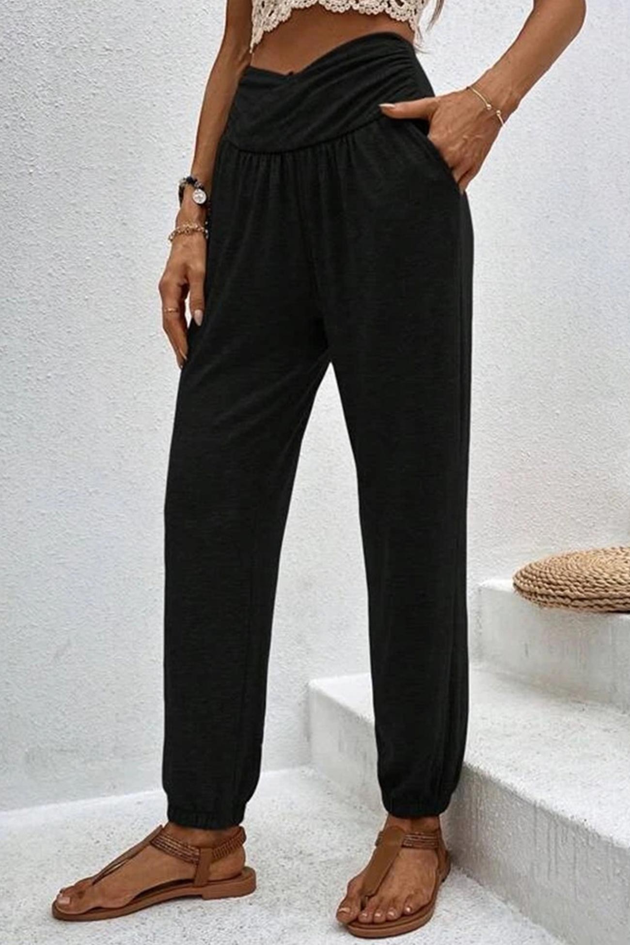 Effortlessly Elegant Pants with a Timeless Design