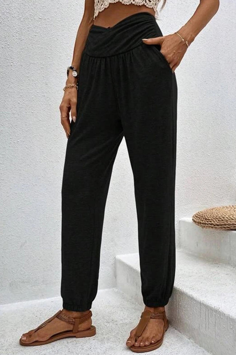 Effortlessly Elegant Pants with a Timeless Design