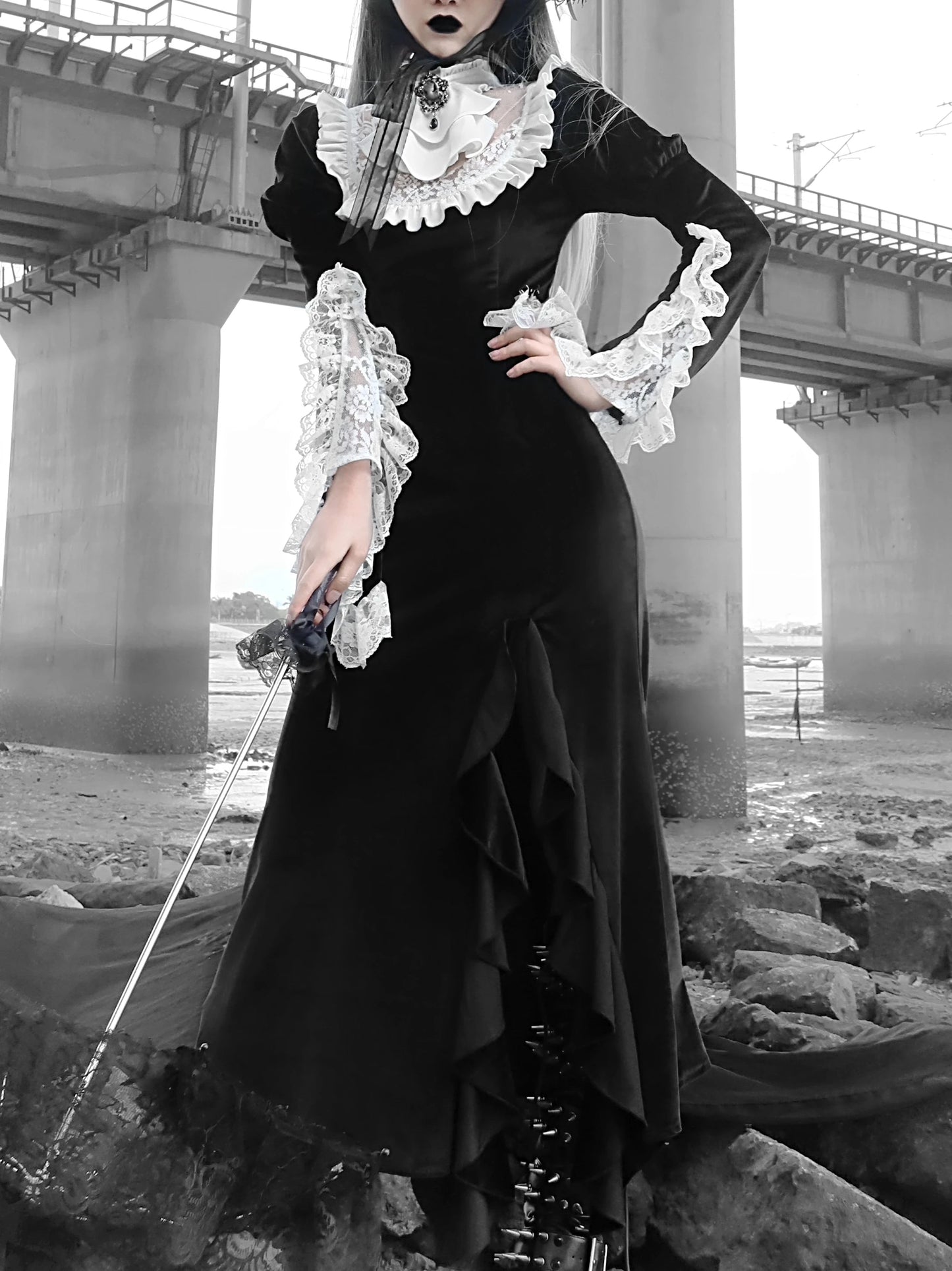 Beautifully Finished Dress in a Timeless Design
