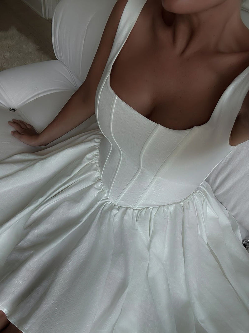 Beautifully Finished Dress in a Timeless Design