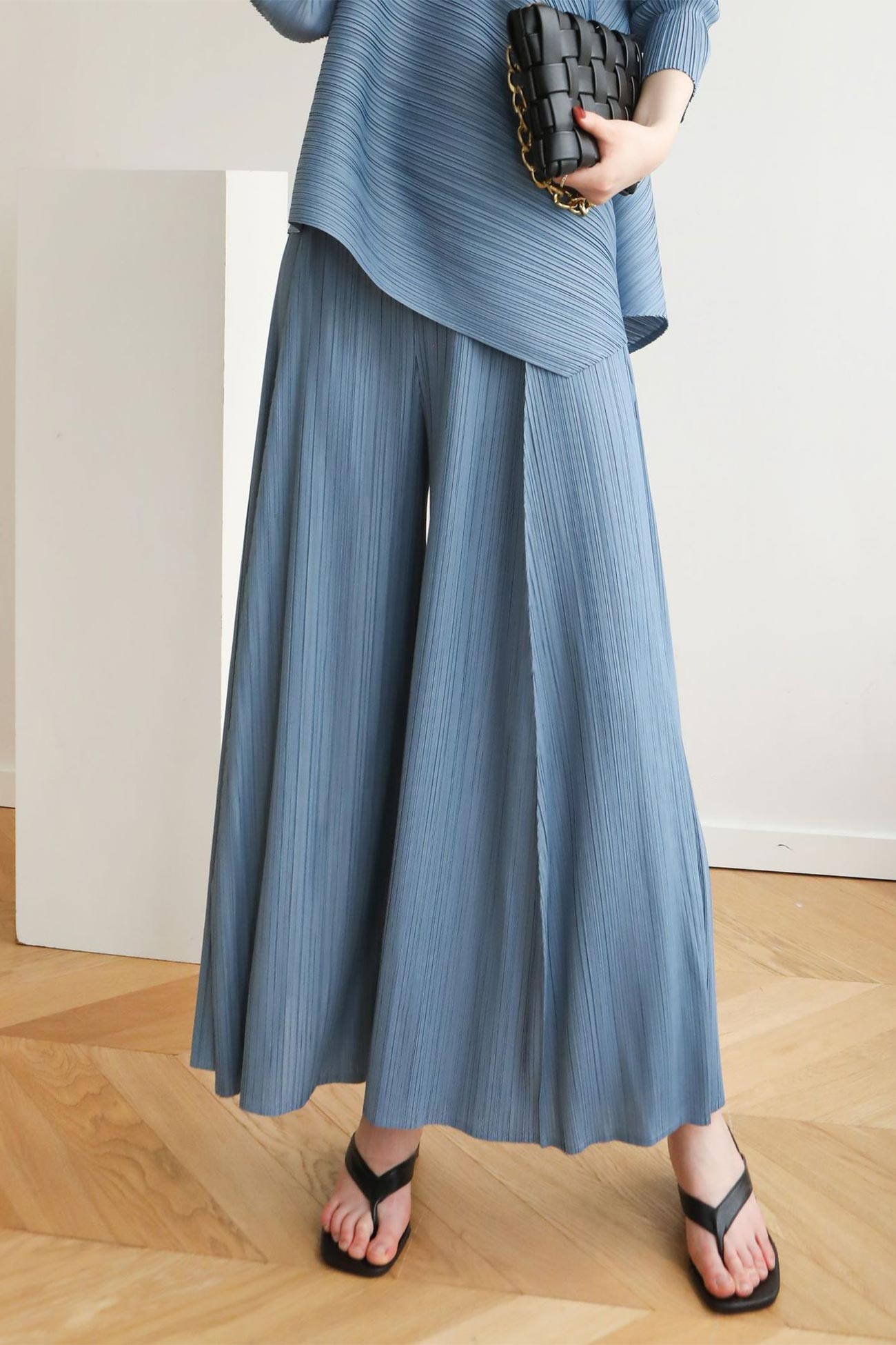 Well Tailored Pants with a Graceful Silhouette