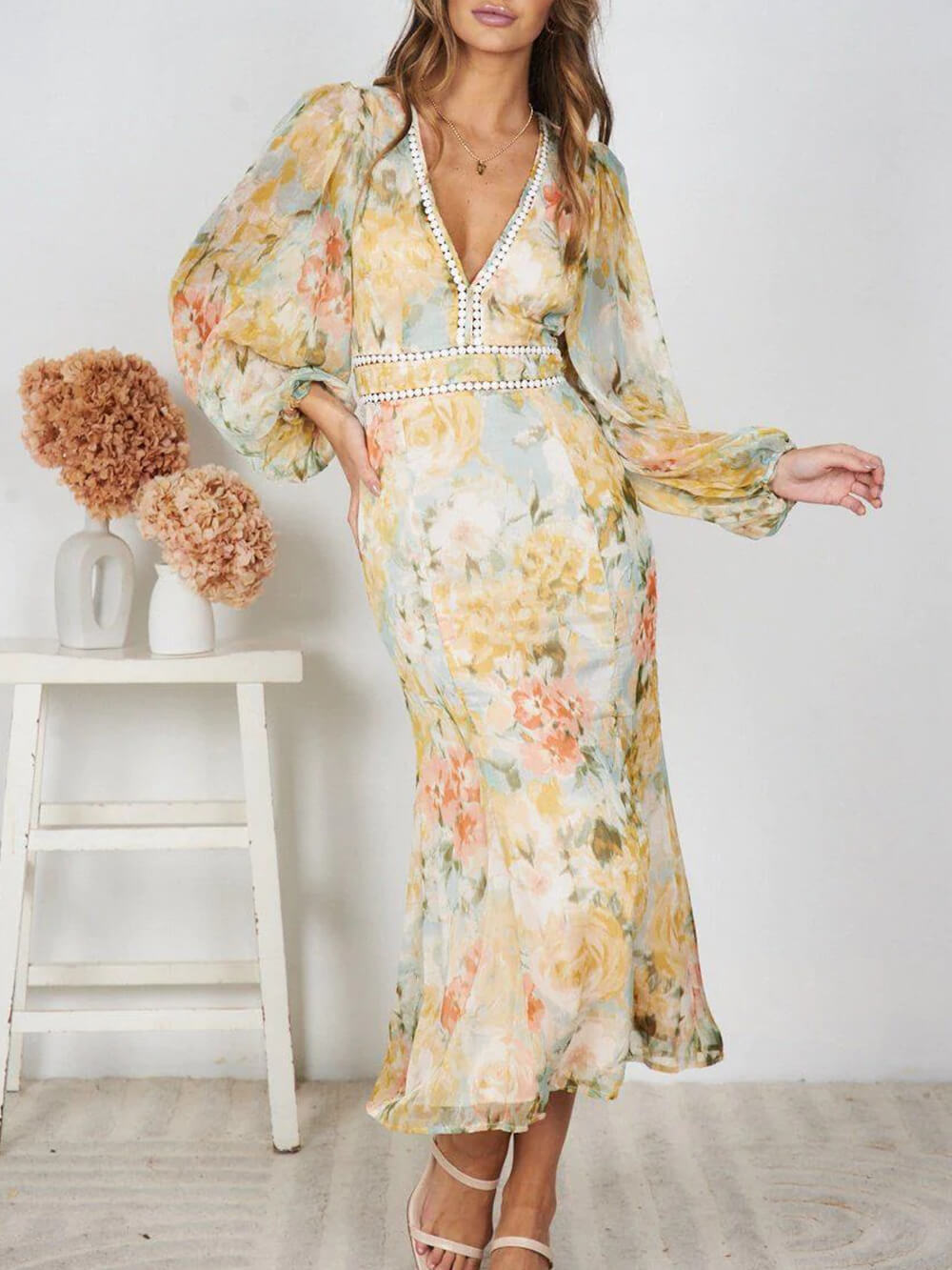 Effortlessly Elegant Dress with a Timeless Design
