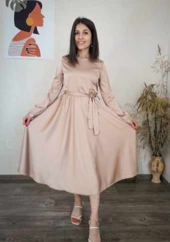 Beautifully Finished Dress in a Timeless Design