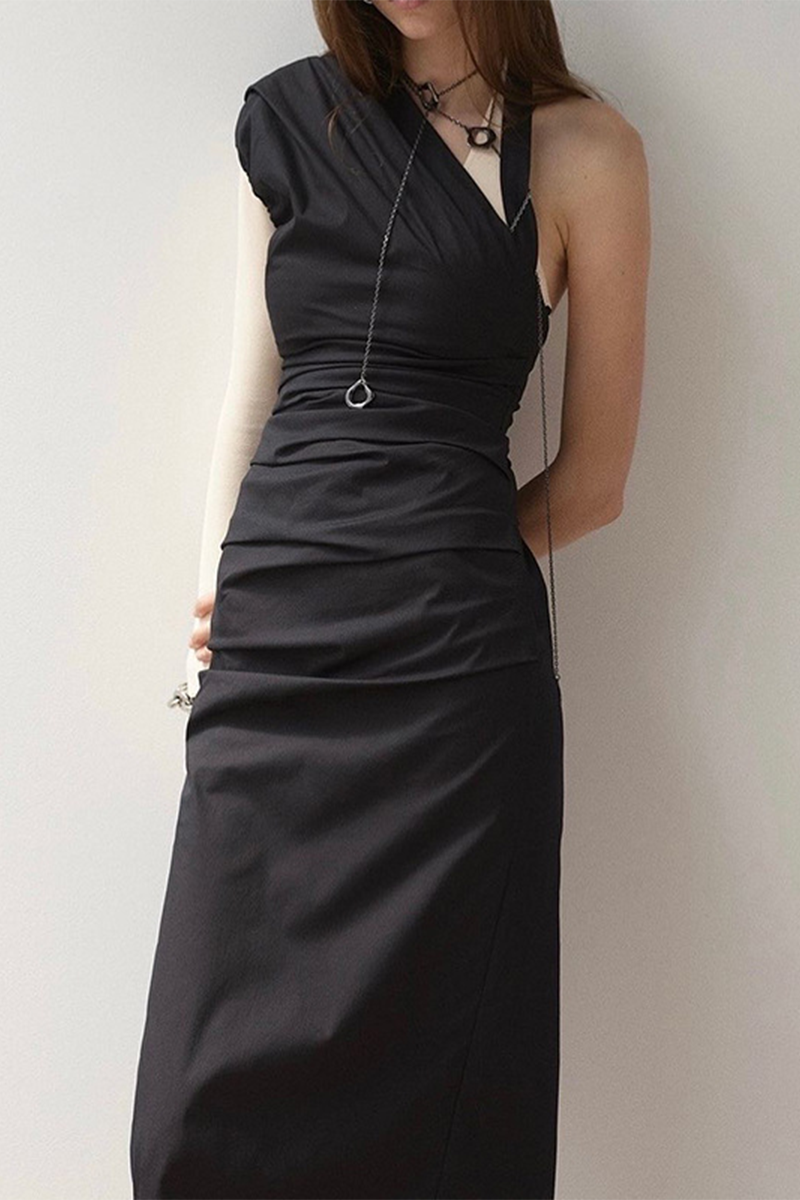 Well Tailored Dress with a Graceful Silhouette