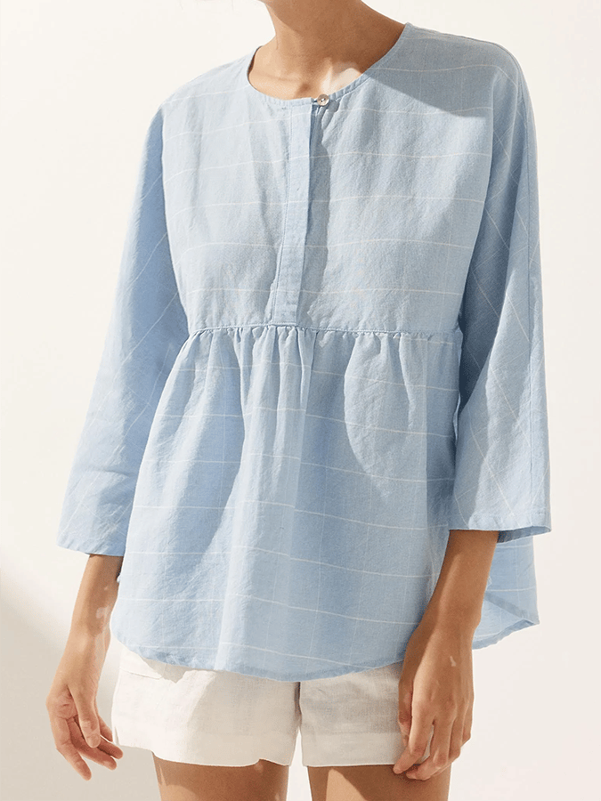 Well Tailored Top with a Graceful Silhouette