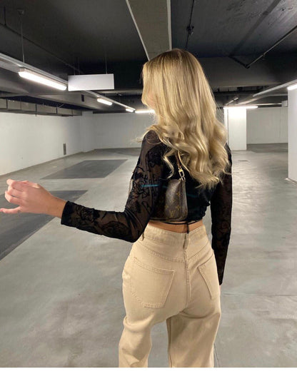 Effortlessly Elegant Pants with a Timeless Design