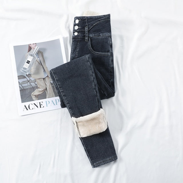 Well Tailored Pants with a Graceful Silhouette