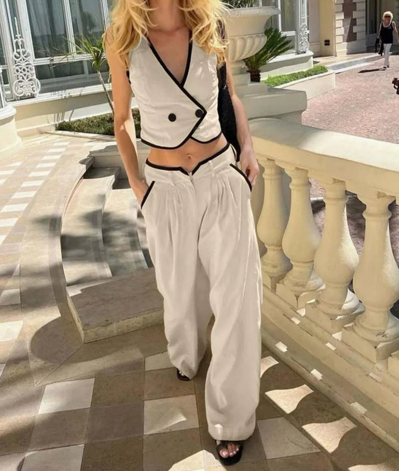 Effortlessly Elegant Pants with a Timeless Design