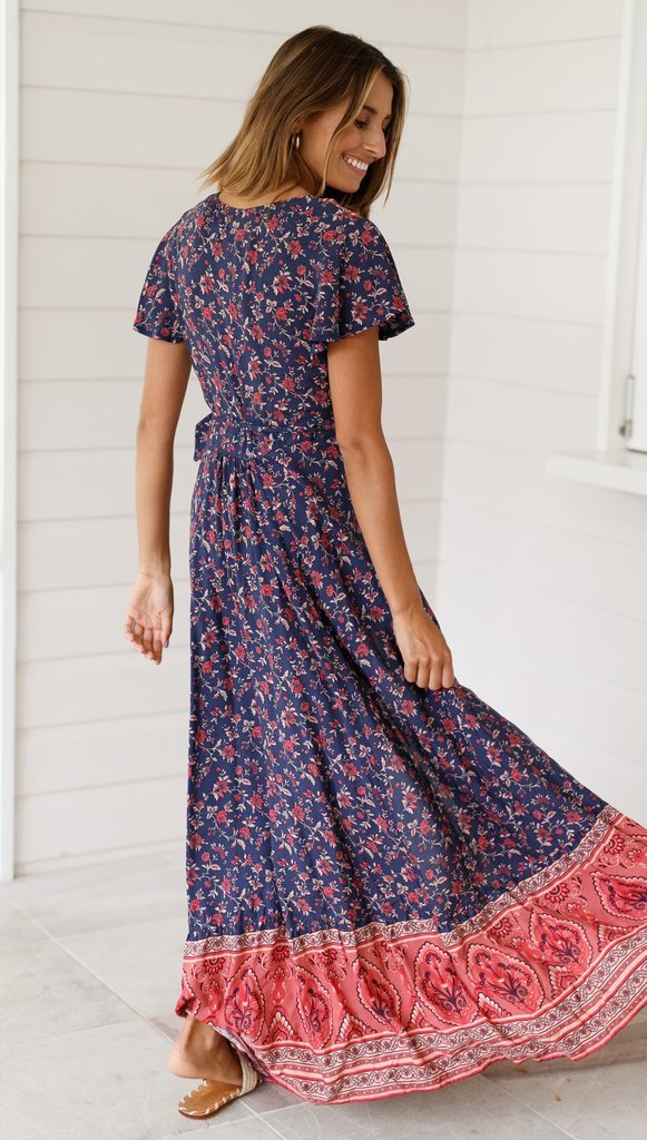 Gracefully Styled Dress for Any Occasion