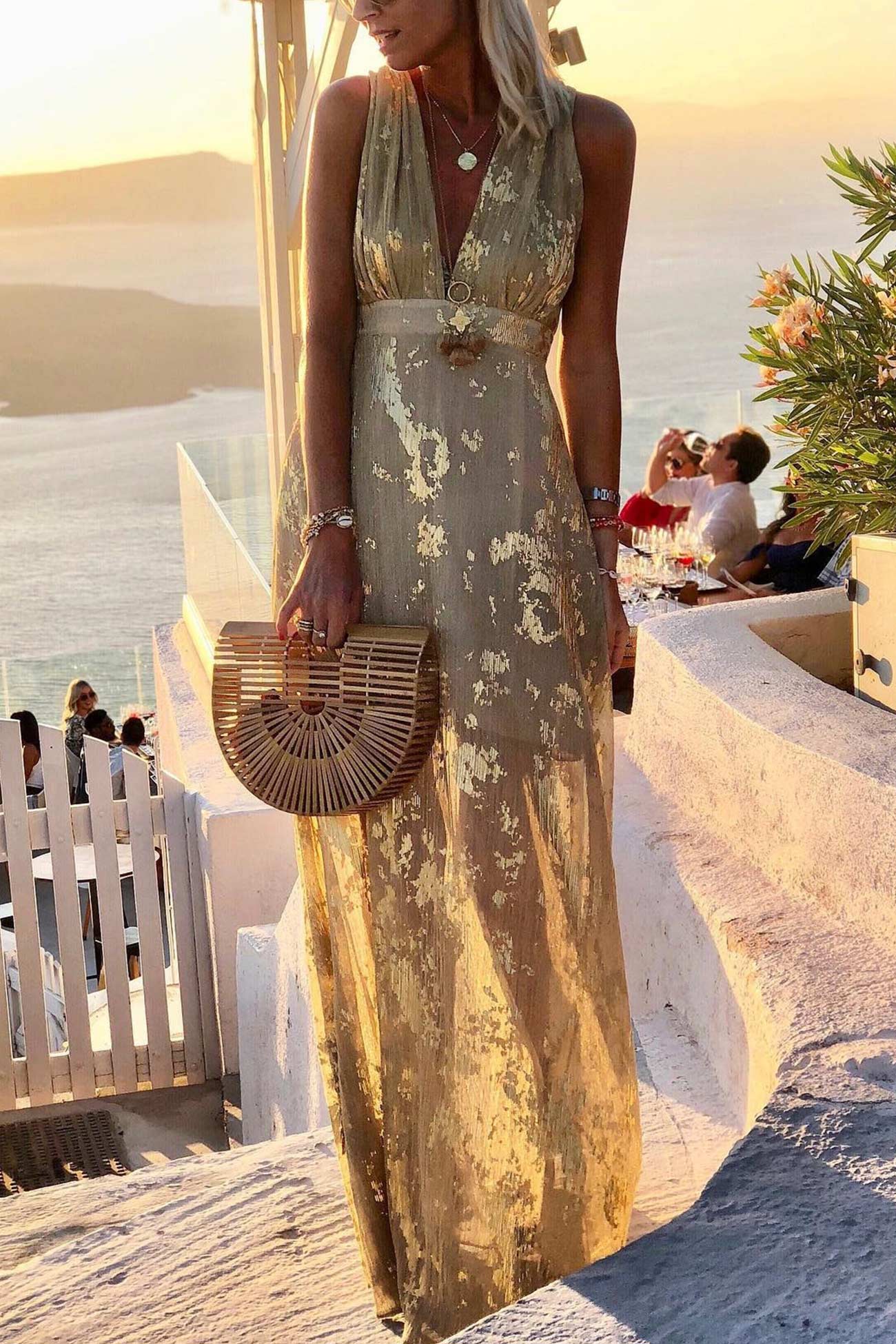 Effortlessly Elegant Dress with a Timeless Design