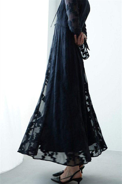 Effortlessly Elegant Dress with a Timeless Design