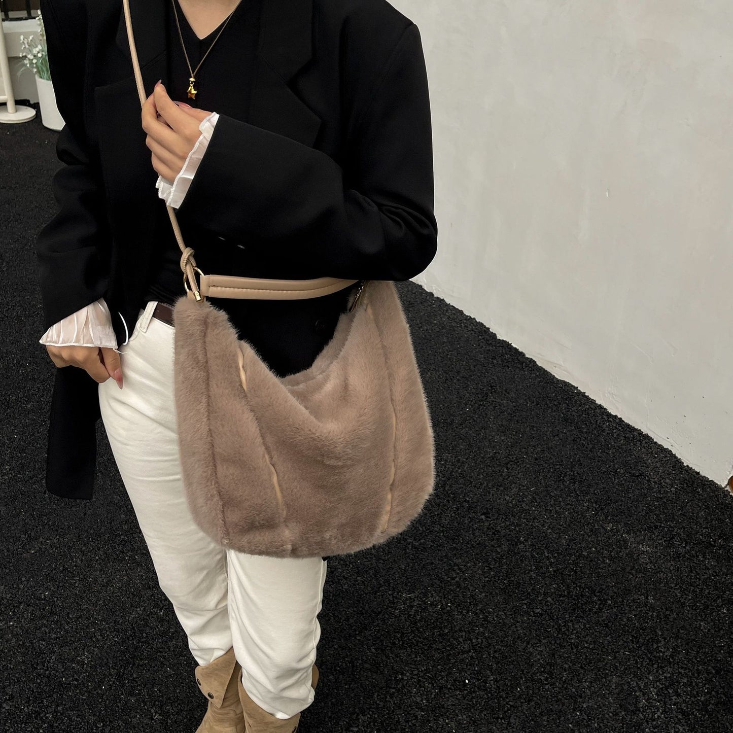 Well Tailored Bag with a Graceful Silhouette